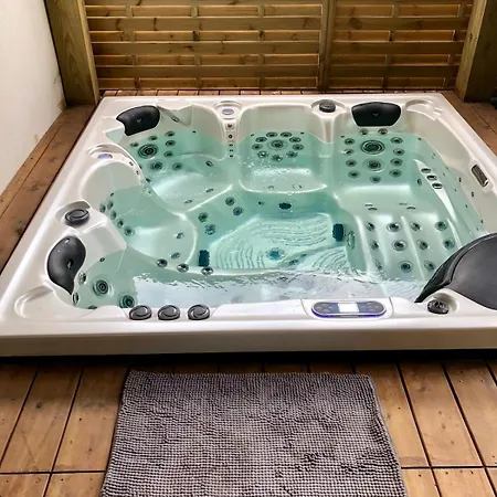Maison Avec Acces Direct Pistes Cyclables, Piscine Et Jacuzzi *